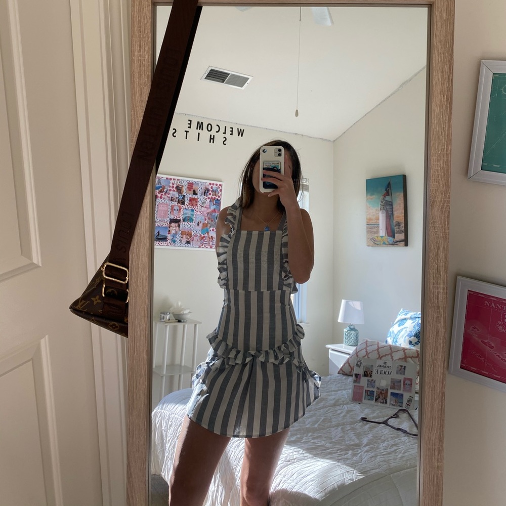 STRIPED WHITE AND GRAY/BLUE NAVY RUFFLE MINI DRESS